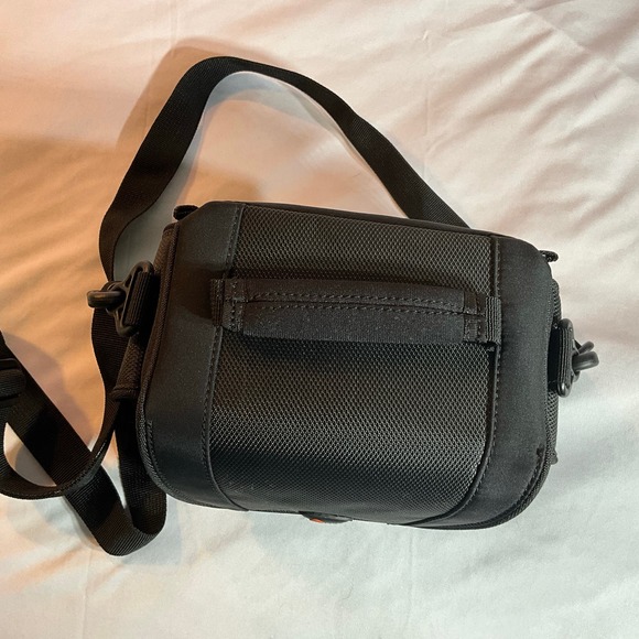 Lowepro Compact Digital Camera Bag - Adjustable Strap & Handle for Easy Portable - Picture 2 of 10